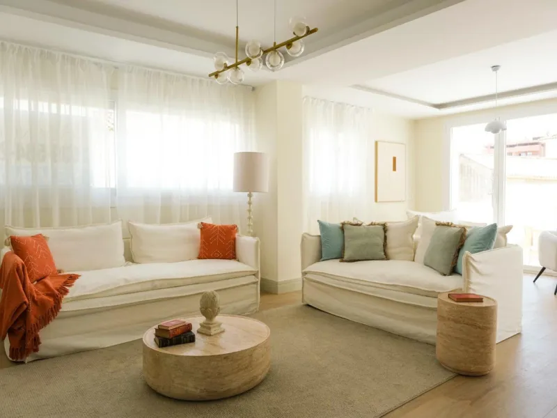 Located in a quiet and peaceful residential area in the east of Málaga, this exclusive property is ideal for those seeking a relaxed environment without giving up proximity to the city center. Monte Sancha stands out for its residential character, serene 