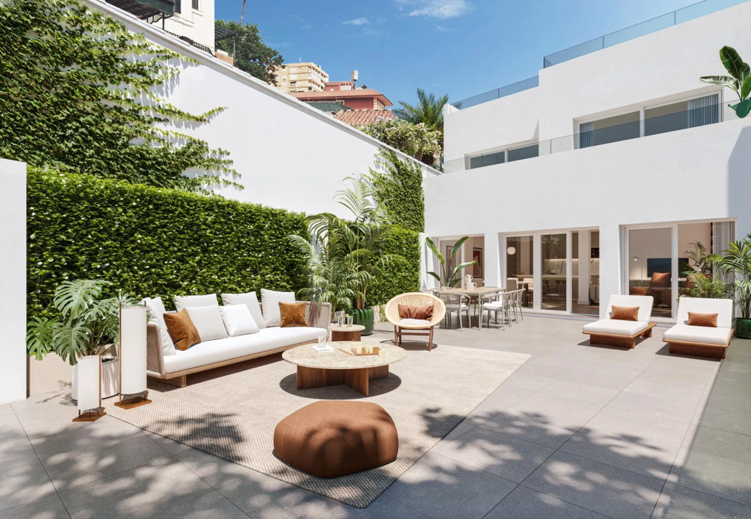 Located in a quiet and peaceful residential area in the east of Málaga, this exclusive property is ideal for those seeking a relaxed environment without giving up proximity to the city center. Monte Sancha stands out for its residential character, serene 