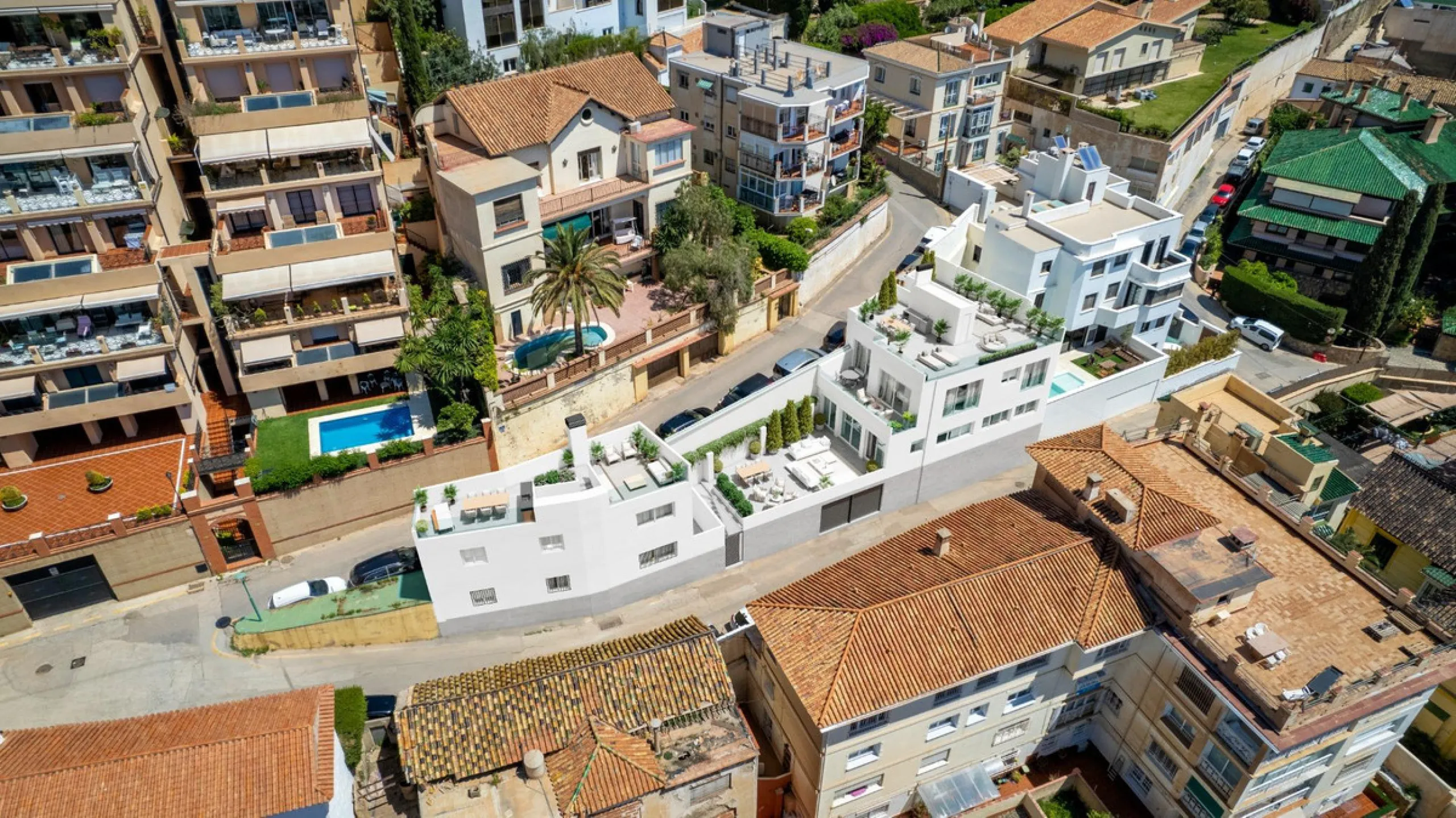 Located in a quiet and peaceful residential area in the east of Málaga, this exclusive property is ideal for those seeking a relaxed environment without giving up proximity to the city center. Monte Sancha stands out for its residential character, serene 
