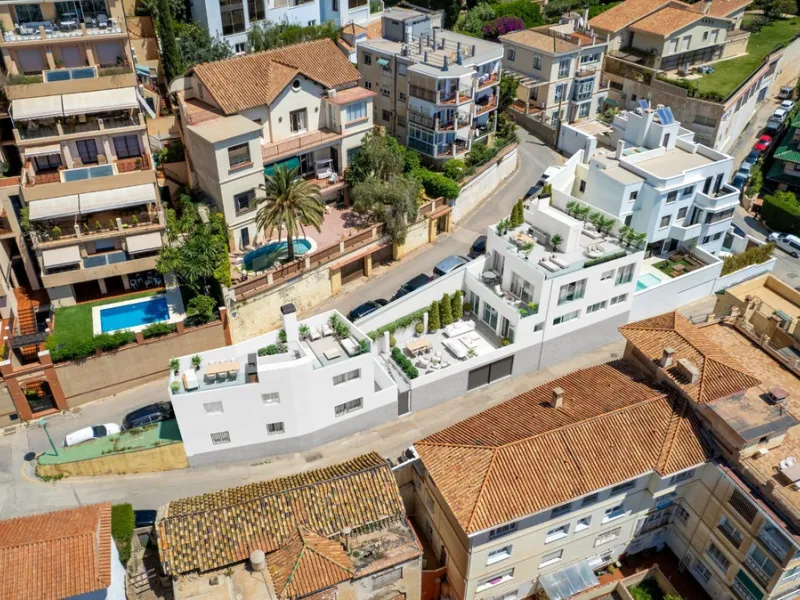 Located in a quiet and peaceful residential area in the east of Málaga, this exclusive property is ideal for those seeking a relaxed environment without giving up proximity to the city center. Monte Sancha stands out for its residential character, serene 