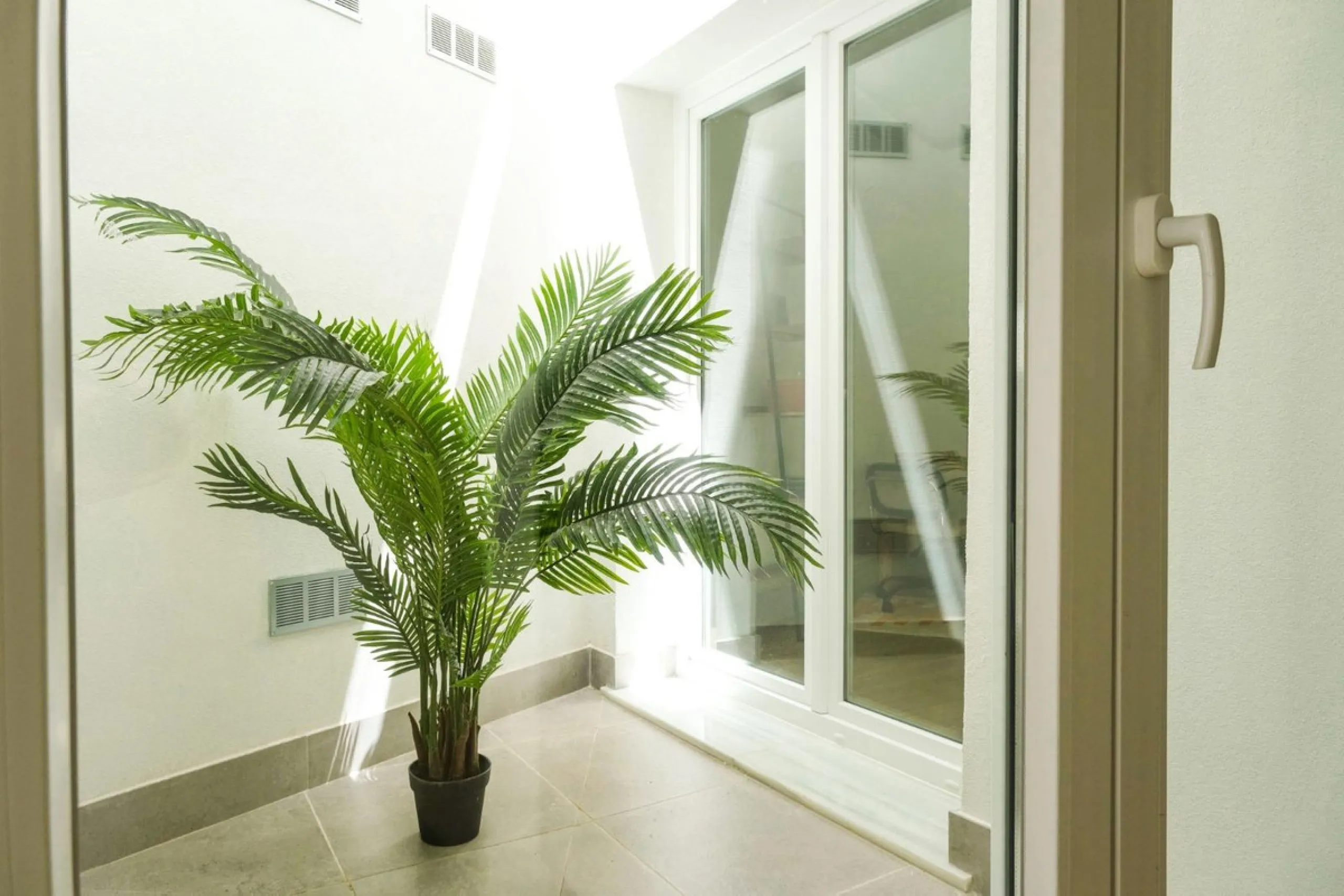 Located in a quiet and peaceful residential area in the east of Málaga, this exclusive property is ideal for those seeking a relaxed environment without giving up proximity to the city center. Monte Sancha stands out for its residential character, serene 