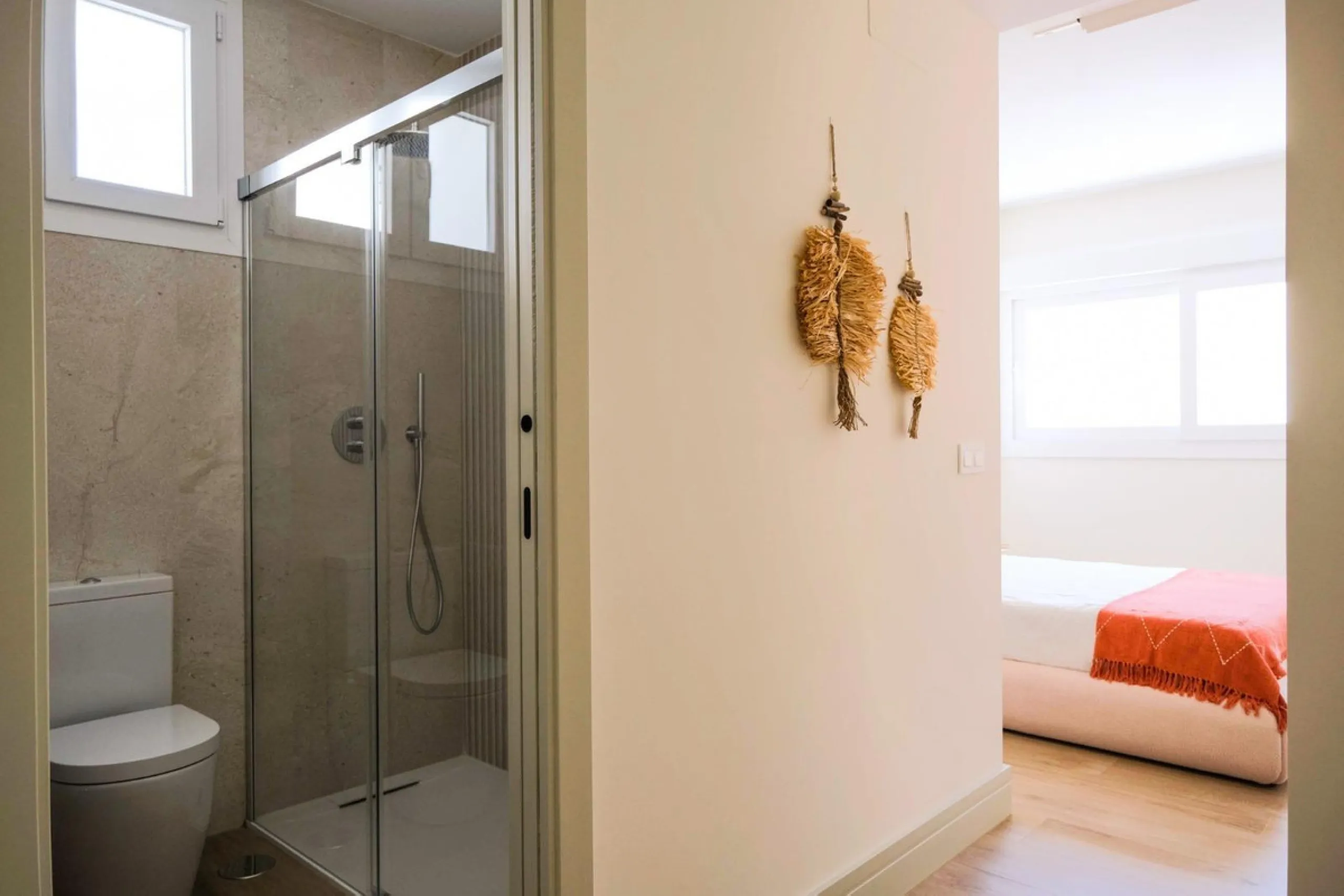 Located in a quiet and peaceful residential area in the east of Málaga, this exclusive property is ideal for those seeking a relaxed environment without giving up proximity to the city center. Monte Sancha stands out for its residential character, serene 