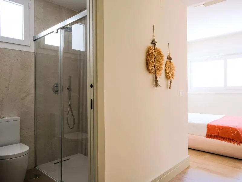 Located in a quiet and peaceful residential area in the east of Málaga, this exclusive property is ideal for those seeking a relaxed environment without giving up proximity to the city center. Monte Sancha stands out for its residential character, serene 