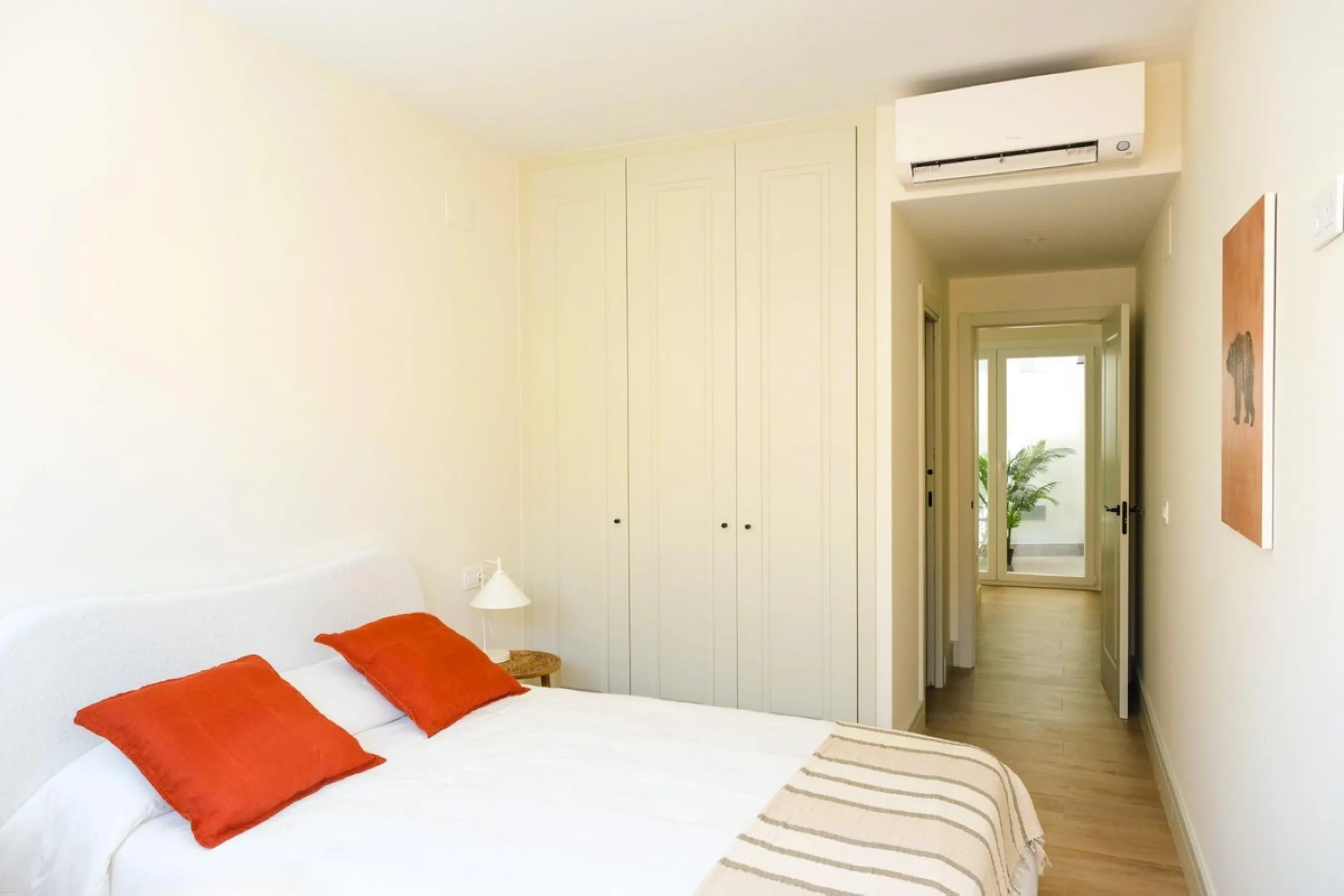 Located in a quiet and peaceful residential area in the east of Málaga, this exclusive property is ideal for those seeking a relaxed environment without giving up proximity to the city center. Monte Sancha stands out for its residential character, serene 