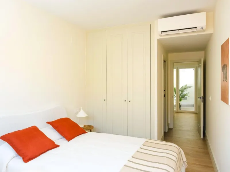 Located in a quiet and peaceful residential area in the east of Málaga, this exclusive property is ideal for those seeking a relaxed environment without giving up proximity to the city center. Monte Sancha stands out for its residential character, serene 