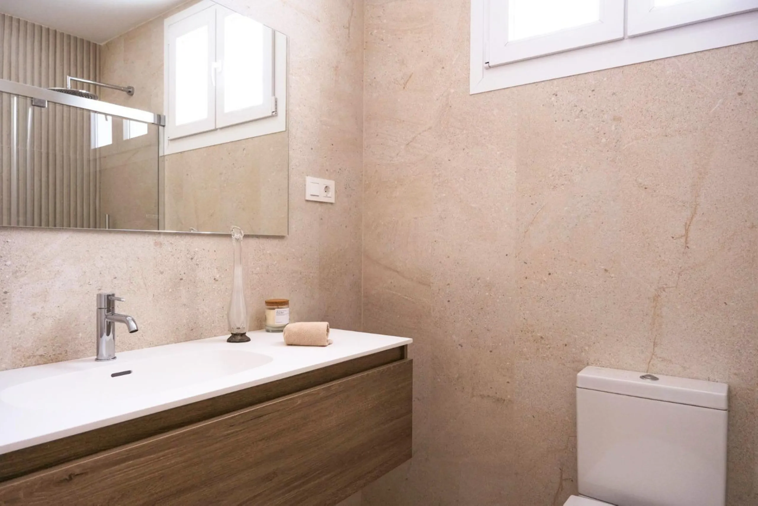Located in a quiet and peaceful residential area in the east of Málaga, this exclusive property is ideal for those seeking a relaxed environment without giving up proximity to the city center. Monte Sancha stands out for its residential character, serene 