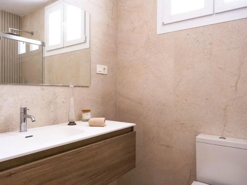 Located in a quiet and peaceful residential area in the east of Málaga, this exclusive property is ideal for those seeking a relaxed environment without giving up proximity to the city center. Monte Sancha stands out for its residential character, serene 