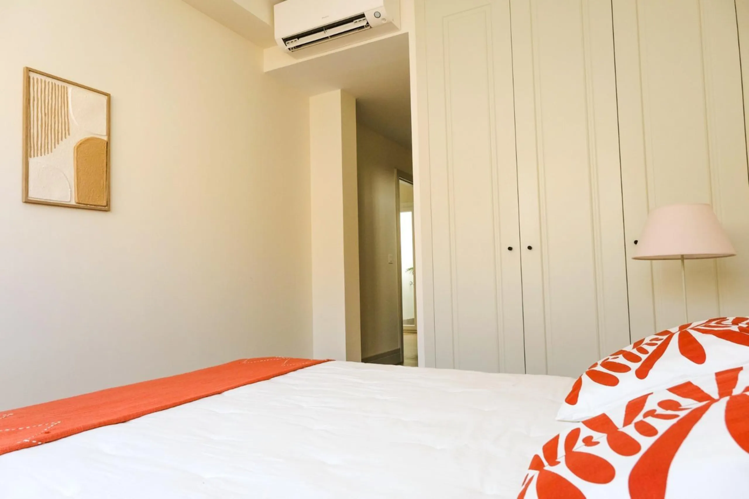 Located in a quiet and peaceful residential area in the east of Málaga, this exclusive property is ideal for those seeking a relaxed environment without giving up proximity to the city center. Monte Sancha stands out for its residential character, serene 