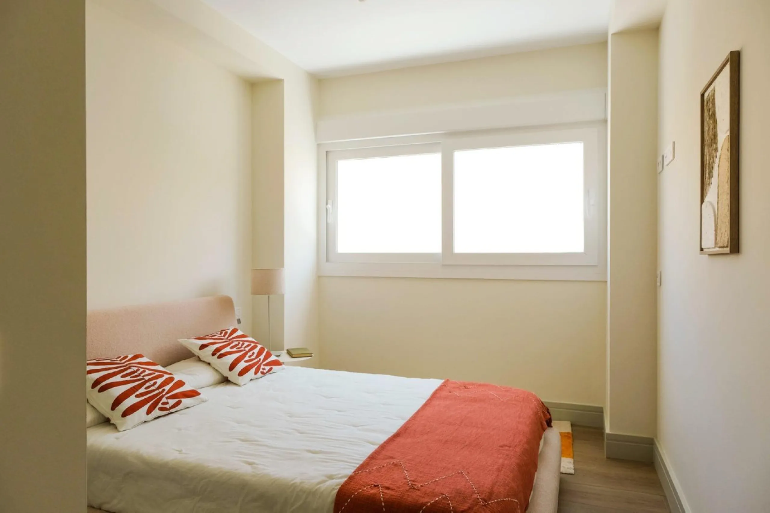 Located in a quiet and peaceful residential area in the east of Málaga, this exclusive property is ideal for those seeking a relaxed environment without giving up proximity to the city center. Monte Sancha stands out for its residential character, serene 