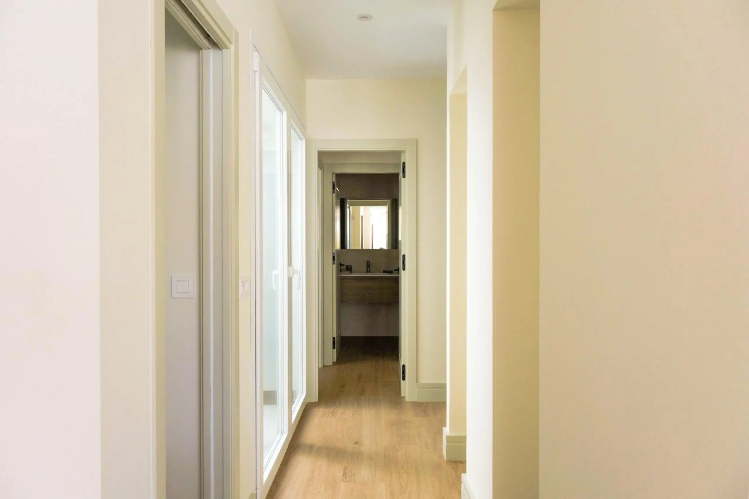 Located in a quiet and peaceful residential area in the east of Málaga, this exclusive property is ideal for those seeking a relaxed environment without giving up proximity to the city center. Monte Sancha stands out for its residential character, serene 