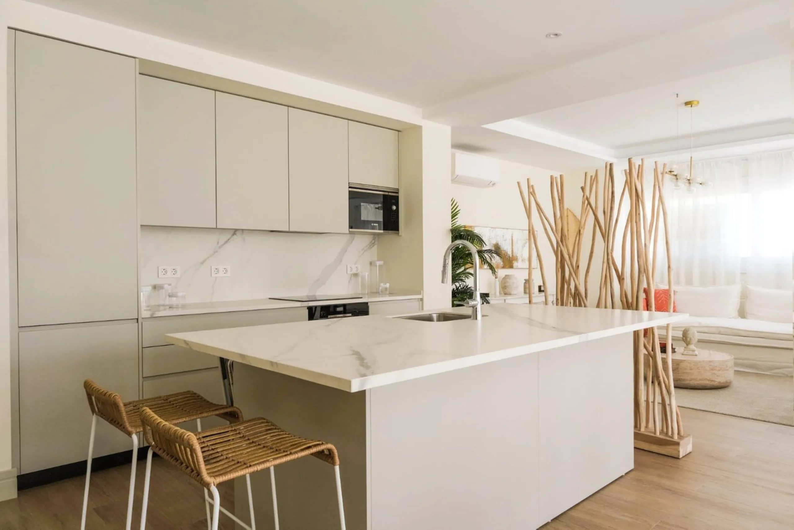 Located in a quiet and peaceful residential area in the east of Málaga, this exclusive property is ideal for those seeking a relaxed environment without giving up proximity to the city center. Monte Sancha stands out for its residential character, serene 