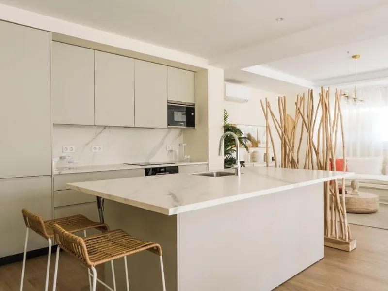 Located in a quiet and peaceful residential area in the east of Málaga, this exclusive property is ideal for those seeking a relaxed environment without giving up proximity to the city center. Monte Sancha stands out for its residential character, serene 