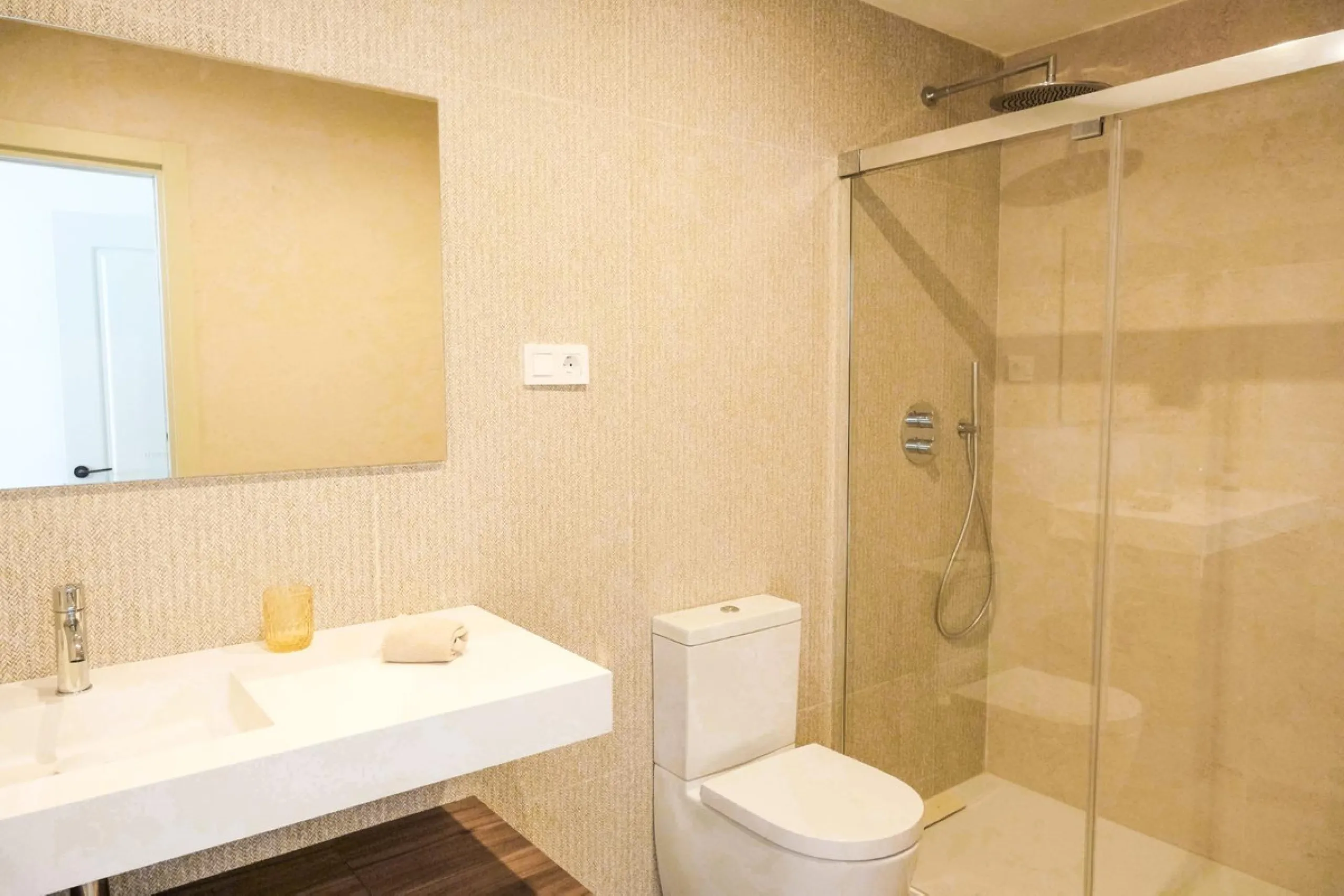 Located in a quiet and peaceful residential area in the east of Málaga, this exclusive property is ideal for those seeking a relaxed environment without giving up proximity to the city center. Monte Sancha stands out for its residential character, serene 