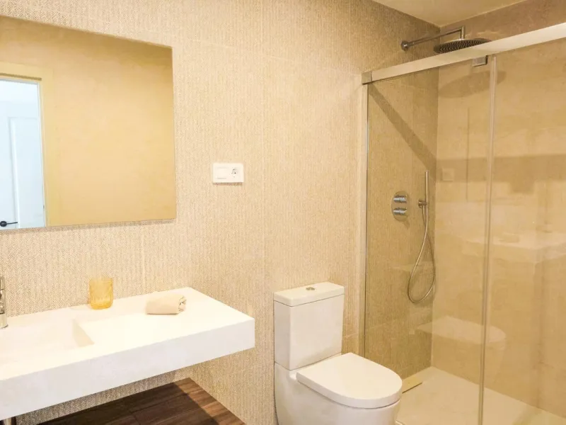 Located in a quiet and peaceful residential area in the east of Málaga, this exclusive property is ideal for those seeking a relaxed environment without giving up proximity to the city center. Monte Sancha stands out for its residential character, serene 