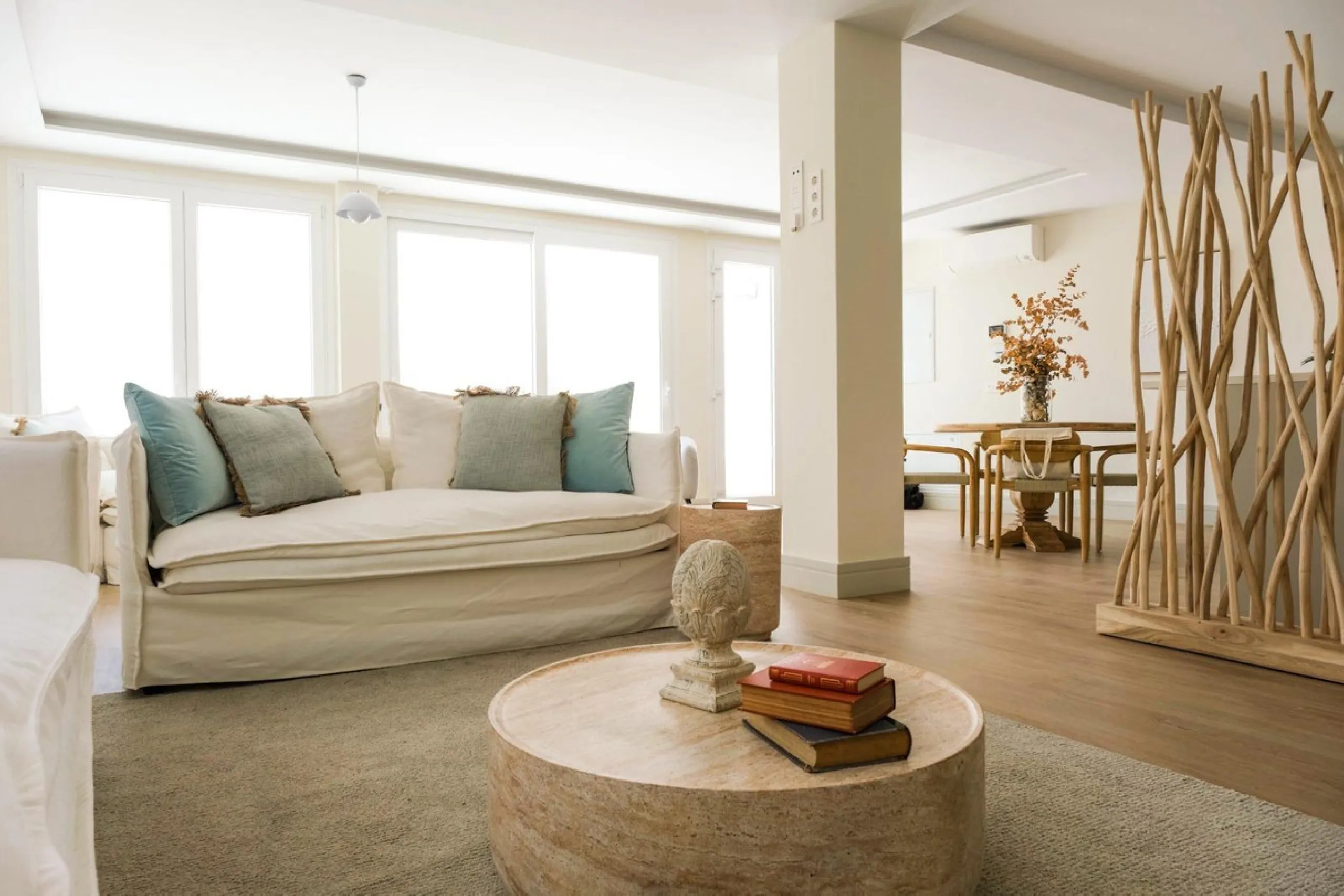 Located in a quiet and peaceful residential area in the east of Málaga, this exclusive property is ideal for those seeking a relaxed environment without giving up proximity to the city center. Monte Sancha stands out for its residential character, serene 