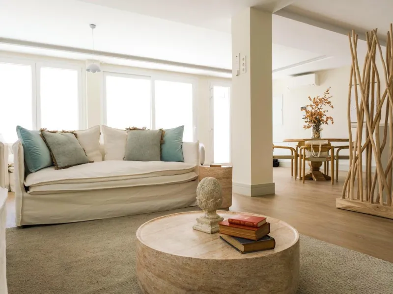 Located in a quiet and peaceful residential area in the east of Málaga, this exclusive property is ideal for those seeking a relaxed environment without giving up proximity to the city center. Monte Sancha stands out for its residential character, serene 