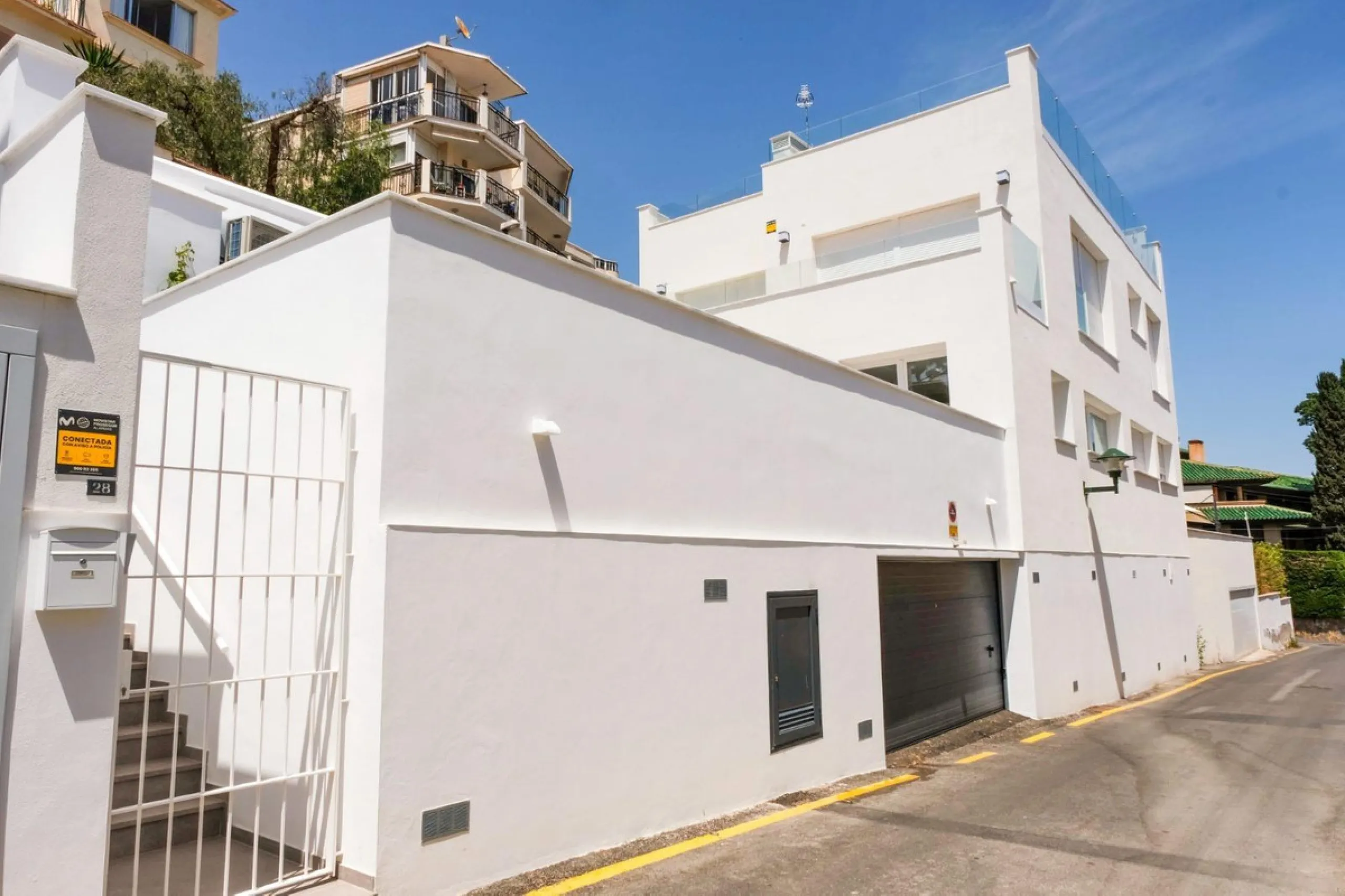 Located in a quiet and peaceful residential area in the east of Málaga, this exclusive property is ideal for those seeking a relaxed environment without giving up proximity to the city center. Monte Sancha stands out for its residential character, serene 