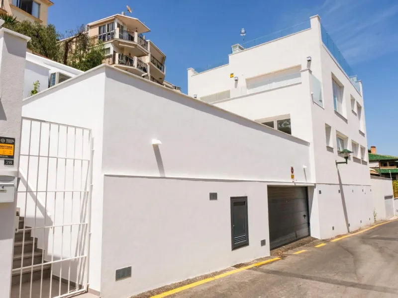 Located in a quiet and peaceful residential area in the east of Málaga, this exclusive property is ideal for those seeking a relaxed environment without giving up proximity to the city center. Monte Sancha stands out for its residential character, serene 