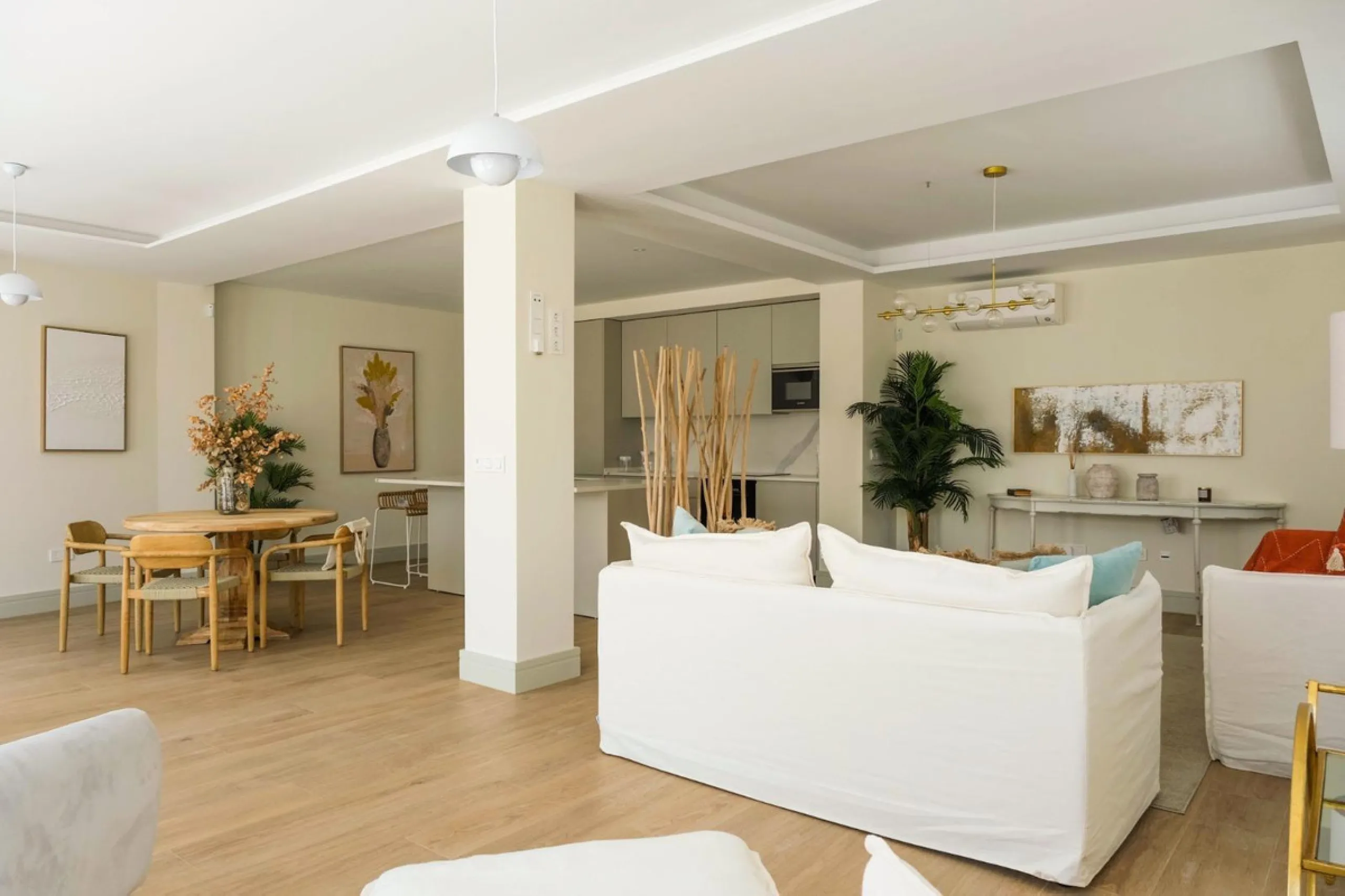 Located in a quiet and peaceful residential area in the east of Málaga, this exclusive property is ideal for those seeking a relaxed environment without giving up proximity to the city center. Monte Sancha stands out for its residential character, serene 