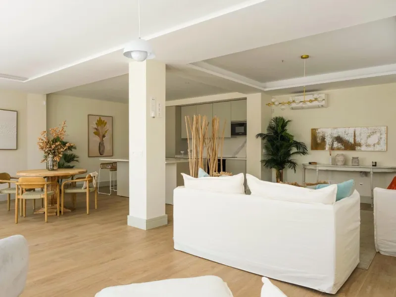 Located in a quiet and peaceful residential area in the east of Málaga, this exclusive property is ideal for those seeking a relaxed environment without giving up proximity to the city center. Monte Sancha stands out for its residential character, serene 
