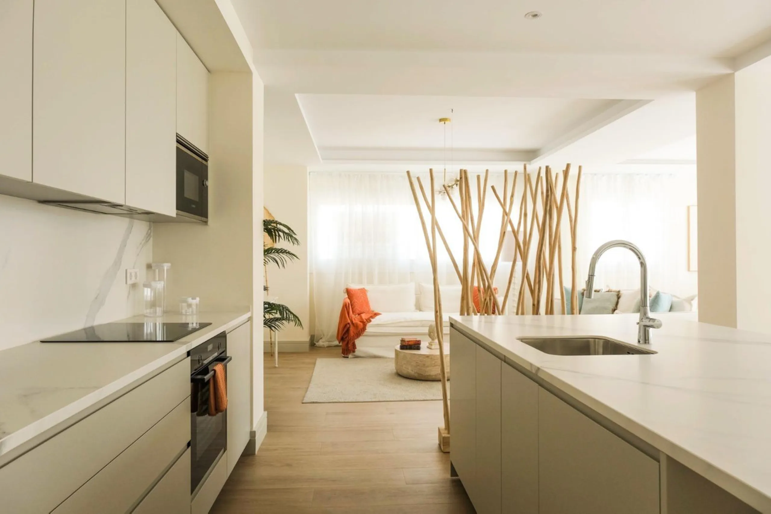 Located in a quiet and peaceful residential area in the east of Málaga, this exclusive property is ideal for those seeking a relaxed environment without giving up proximity to the city center. Monte Sancha stands out for its residential character, serene 