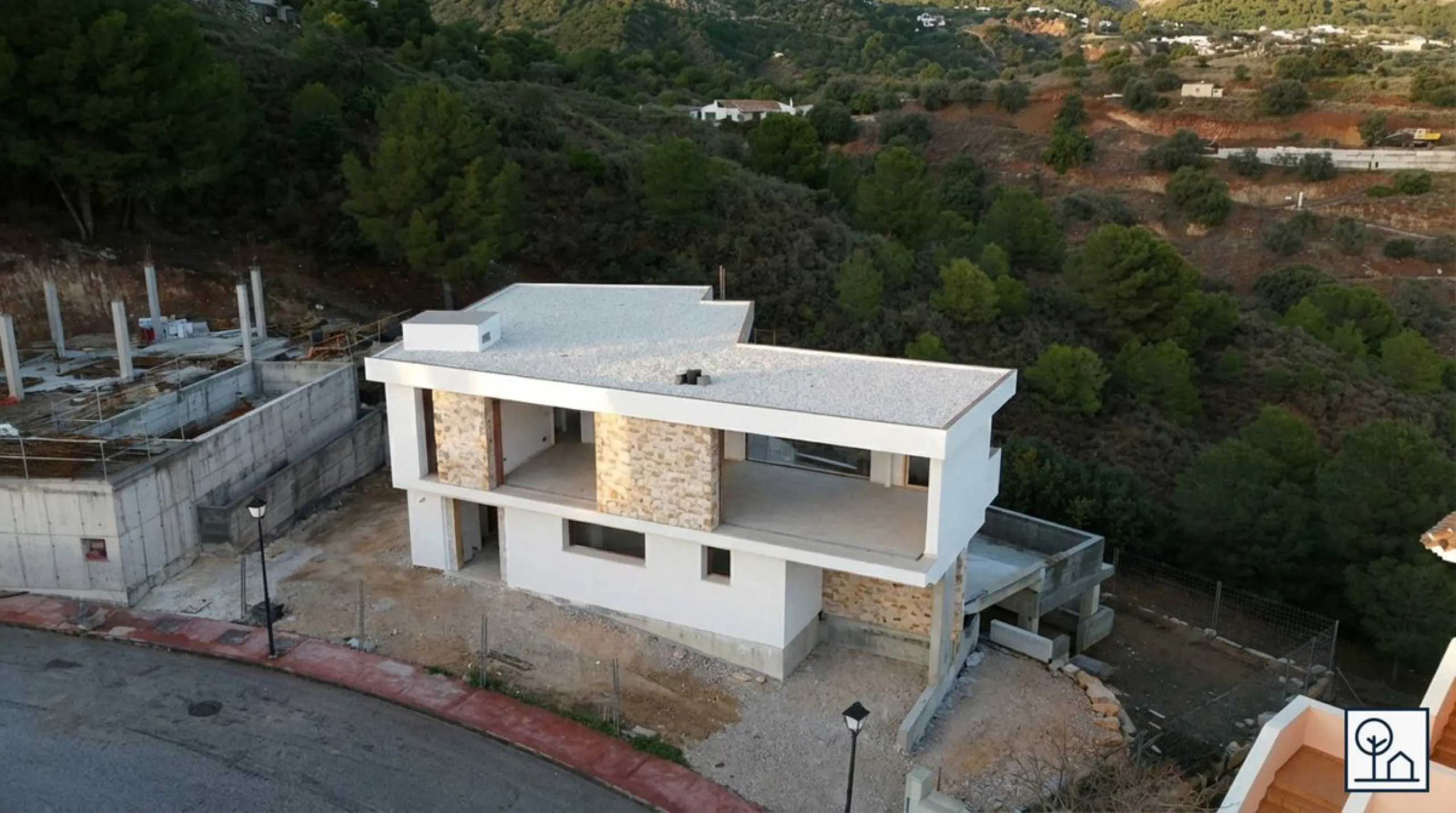 Discover this charming luxury villa in Mijas, a modern gem with panoramic sea and mountain views, designed to offer an unparalleled experience in the captivating setting and spectacular climate of the Costa del Sol.