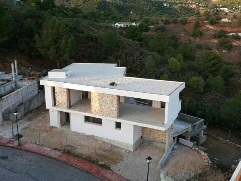 Discover this charming luxury villa in Mijas, a modern gem with panoramic sea and mountain views, designed to offer an unparalleled experience in the captivating setting and spectacular climate of the Costa del Sol.