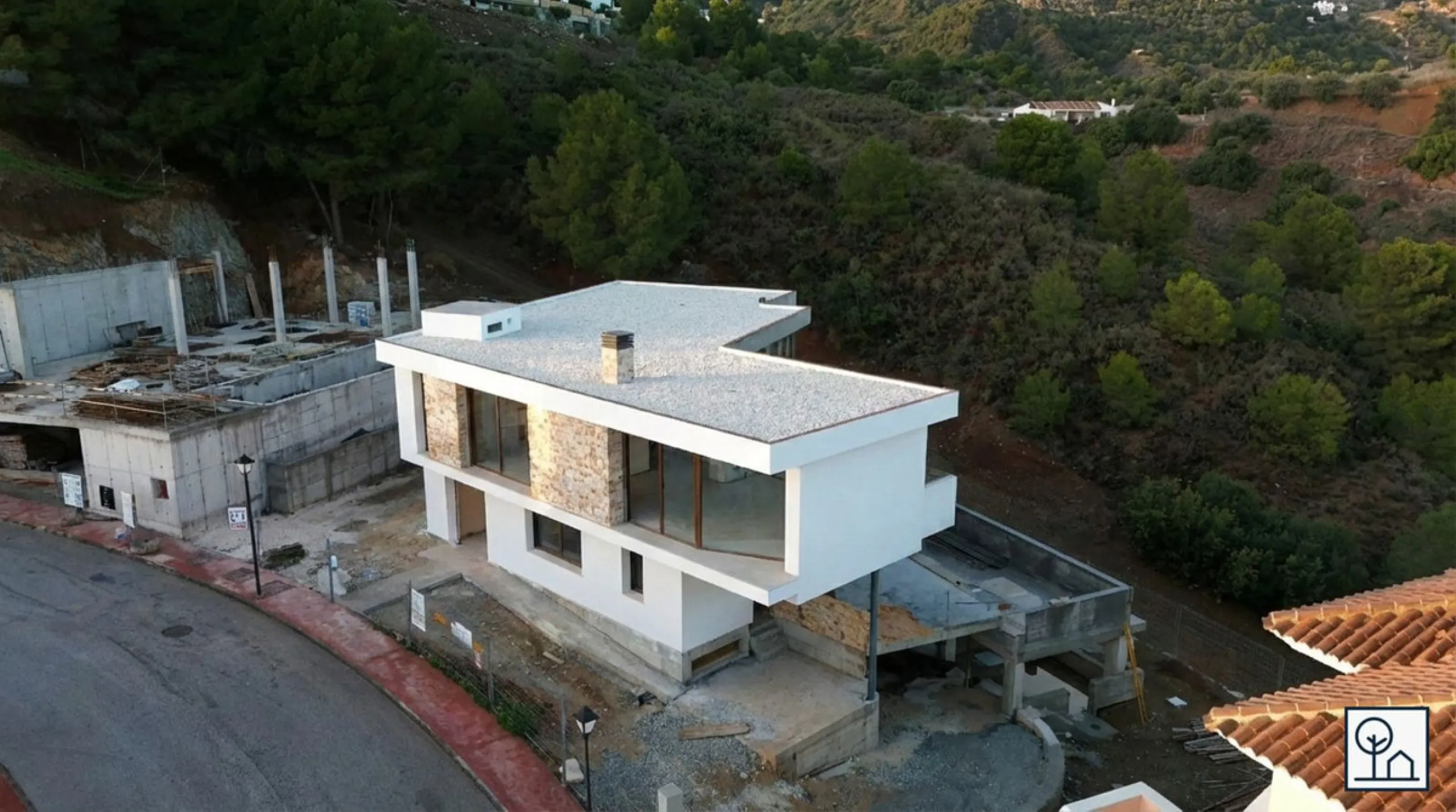 Discover this charming luxury villa in Mijas, a modern gem with panoramic sea and mountain views, designed to offer an unparalleled experience in the captivating setting and spectacular climate of the Costa del Sol.