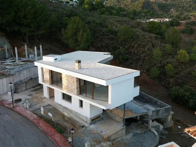 Discover this charming luxury villa in Mijas, a modern gem with panoramic sea and mountain views, designed to offer an unparalleled experience in the captivating setting and spectacular climate of the Costa del Sol.