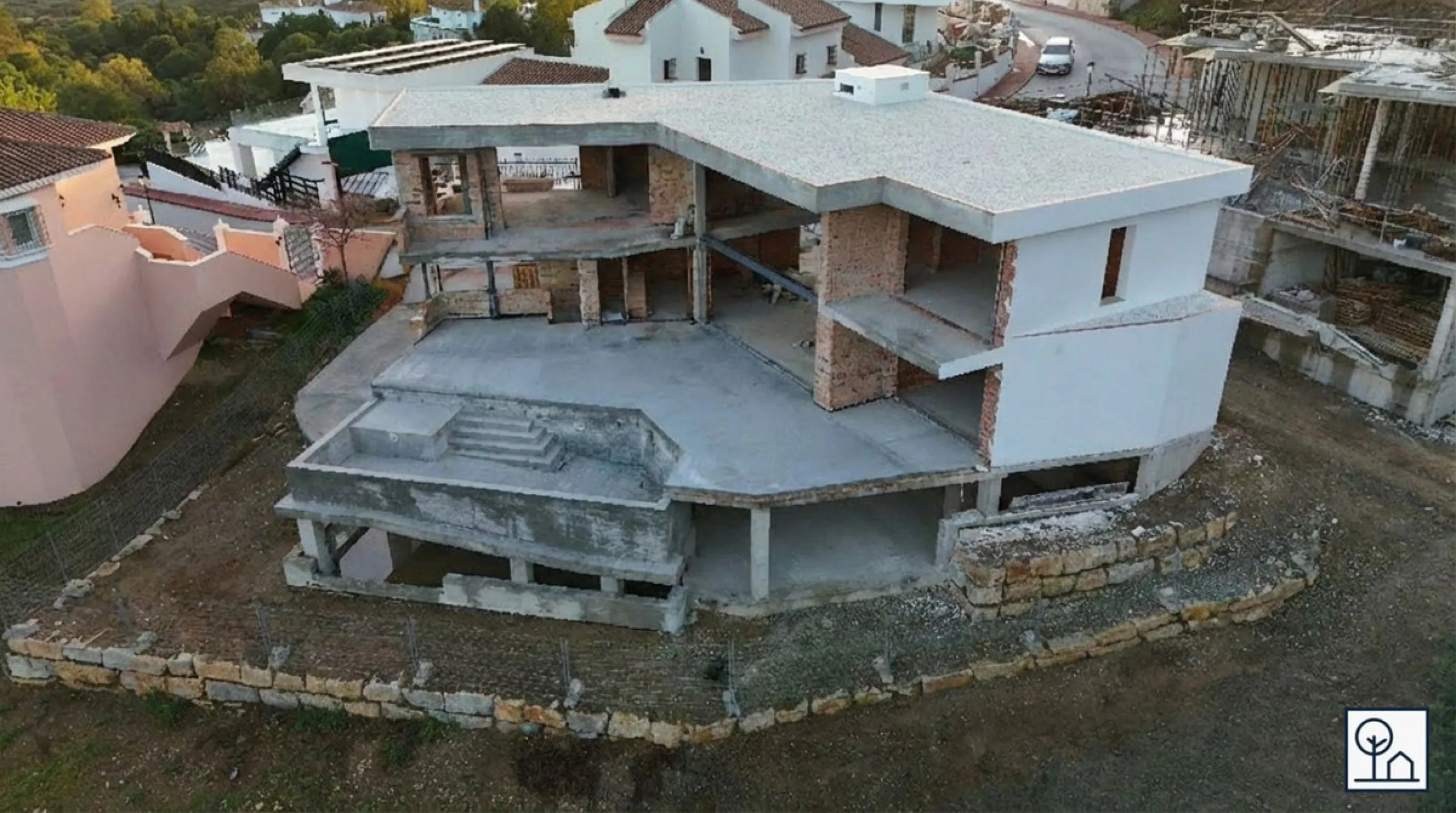 Discover this charming luxury villa in Mijas, a modern gem with panoramic sea and mountain views, designed to offer an unparalleled experience in the captivating setting and spectacular climate of the Costa del Sol.