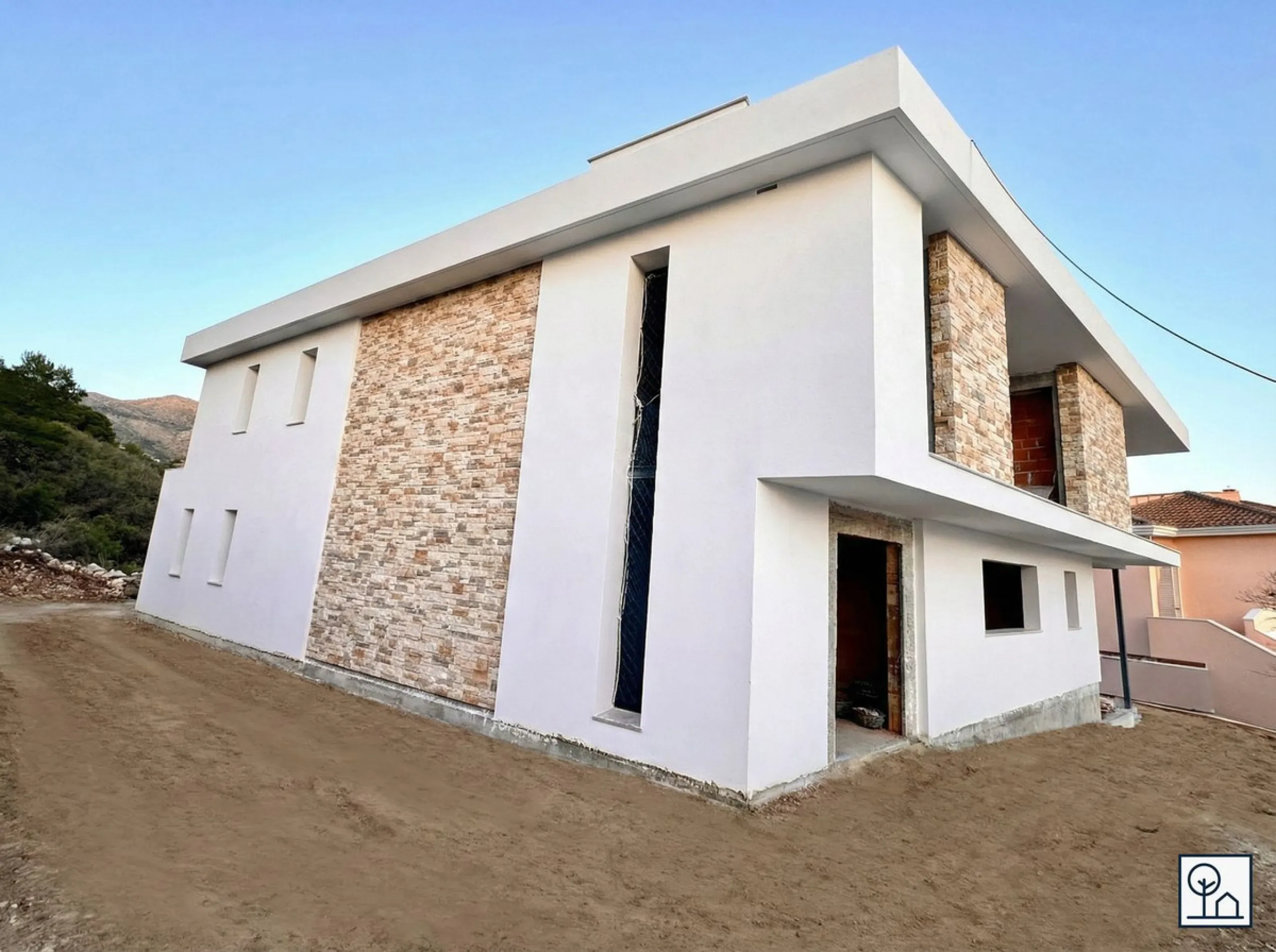 Discover this charming luxury villa in Mijas, a modern gem with panoramic sea and mountain views, designed to offer an unparalleled experience in the captivating setting and spectacular climate of the Costa del Sol.