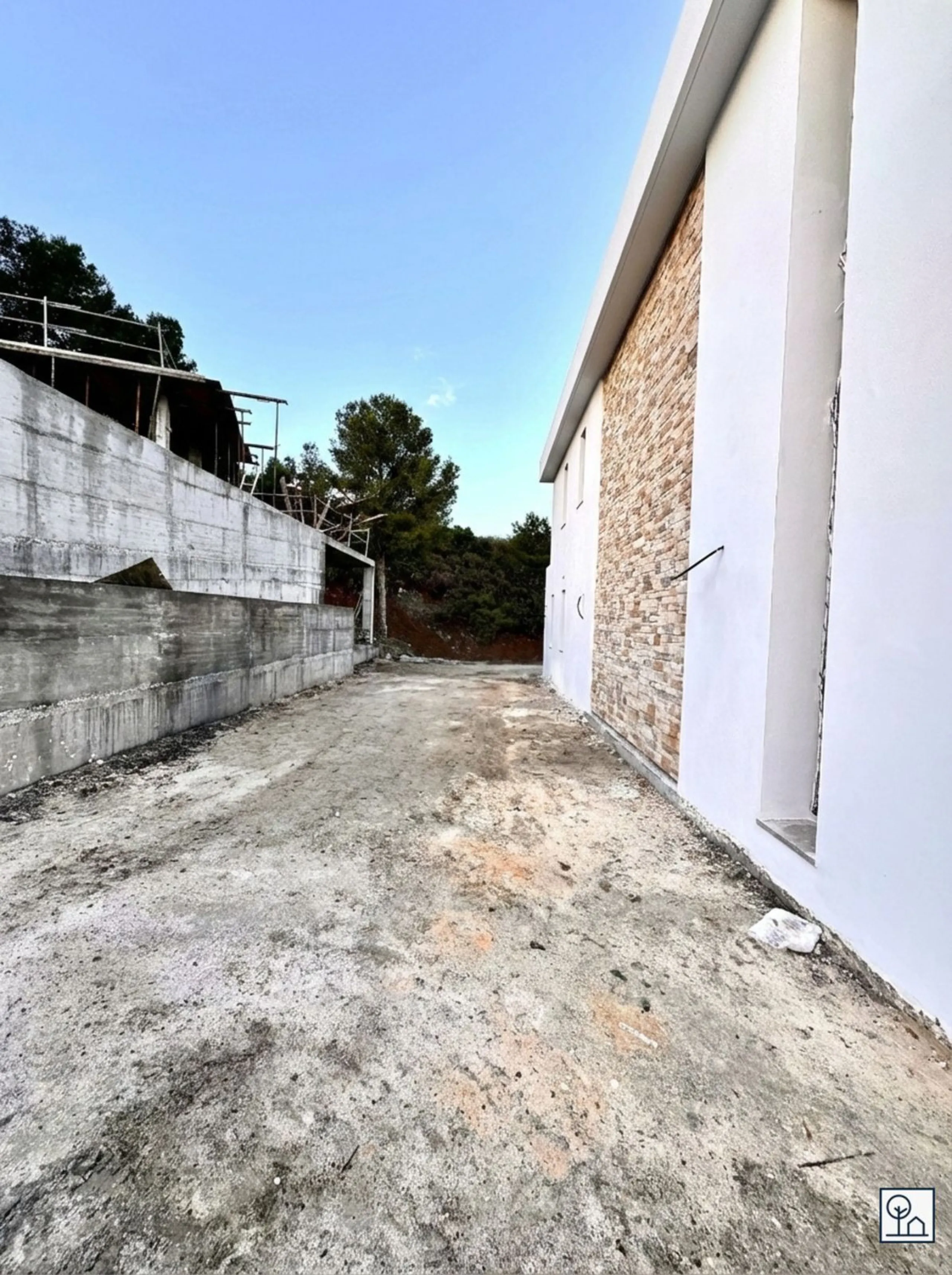 Discover this charming luxury villa in Mijas, a modern gem with panoramic sea and mountain views, designed to offer an unparalleled experience in the captivating setting and spectacular climate of the Costa del Sol.