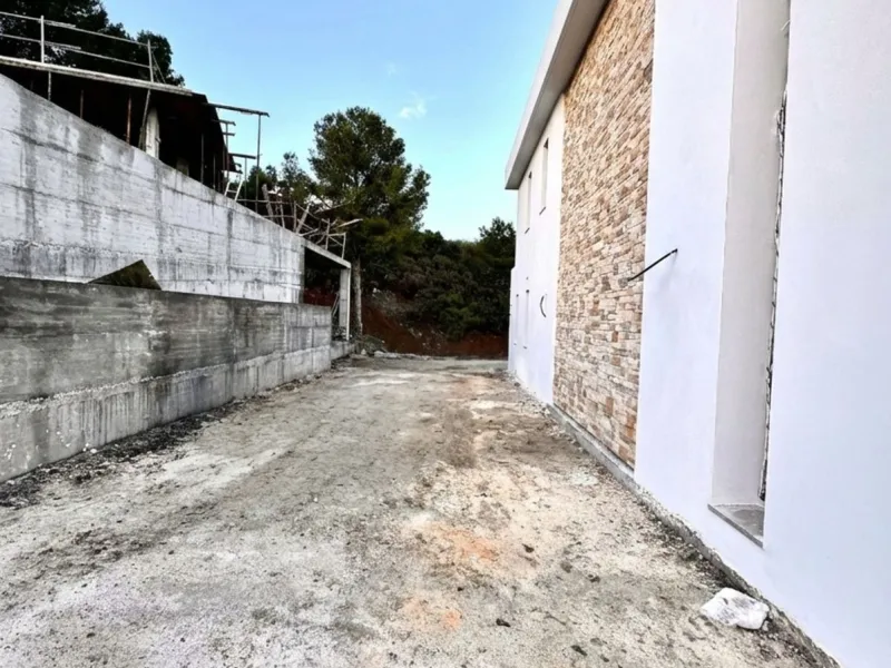Discover this charming luxury villa in Mijas, a modern gem with panoramic sea and mountain views, designed to offer an unparalleled experience in the captivating setting and spectacular climate of the Costa del Sol.