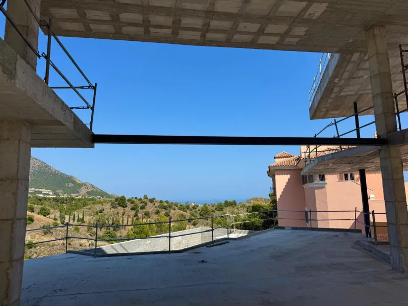 Discover this charming luxury villa in Mijas, a modern gem with panoramic sea and mountain views, designed to offer an unparalleled experience in the captivating setting and spectacular climate of the Costa del Sol.