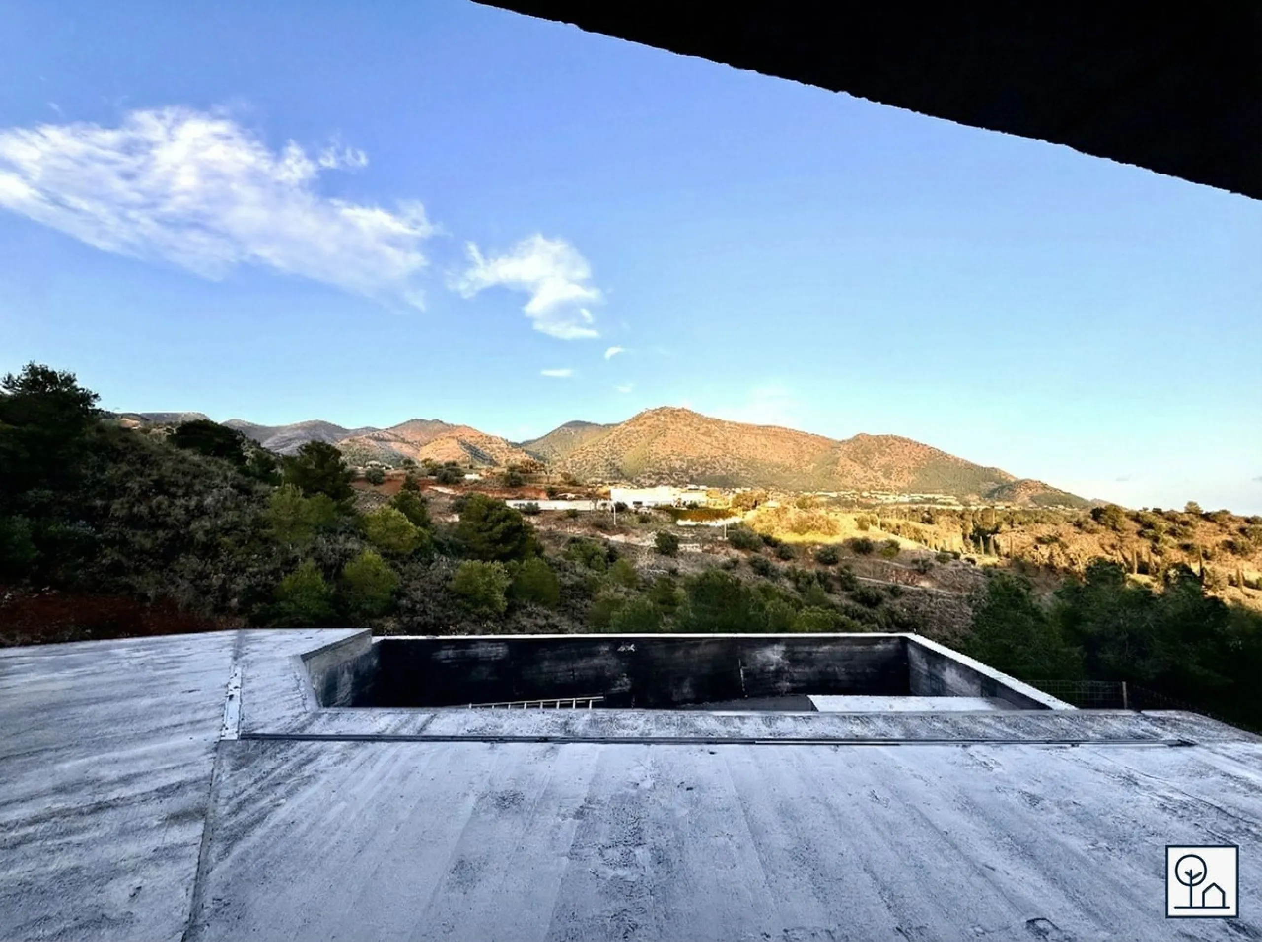 Discover this charming luxury villa in Mijas, a modern gem with panoramic sea and mountain views, designed to offer an unparalleled experience in the captivating setting and spectacular climate of the Costa del Sol.