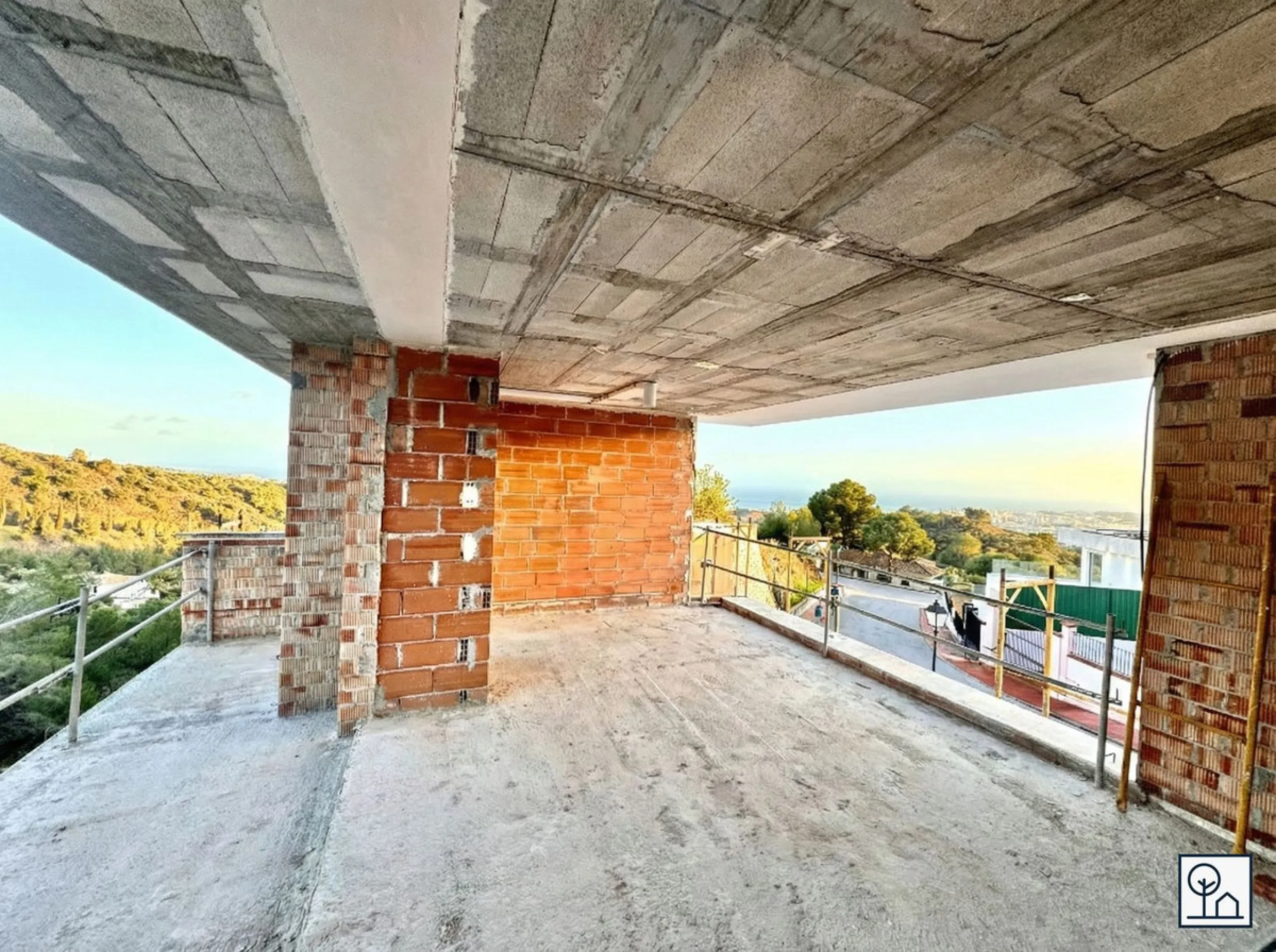 Discover this charming luxury villa in Mijas, a modern gem with panoramic sea and mountain views, designed to offer an unparalleled experience in the captivating setting and spectacular climate of the Costa del Sol.
