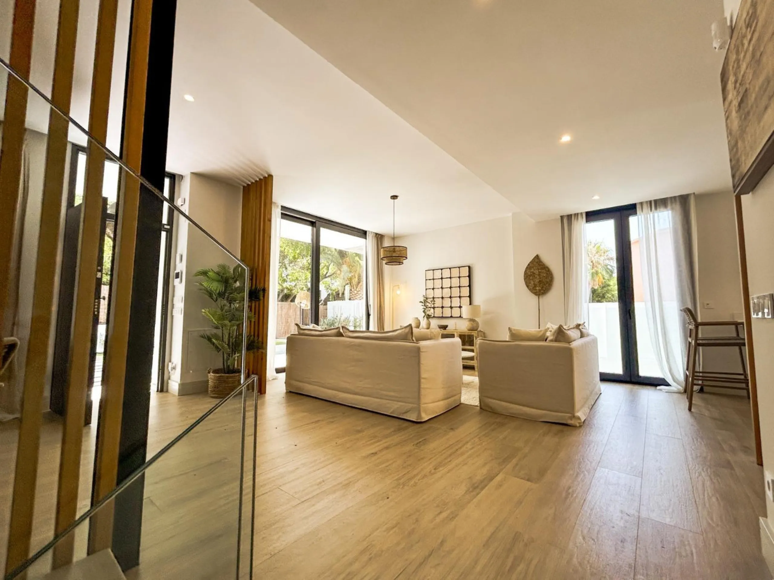 Situated in one of the most prestigious and sought-after areas of Málaga, this spectacular detached home is located on the iconic Avenida Miramar, in the heart of El Limonar. Just 600 metres from the beach and surrounded by all essential services — school