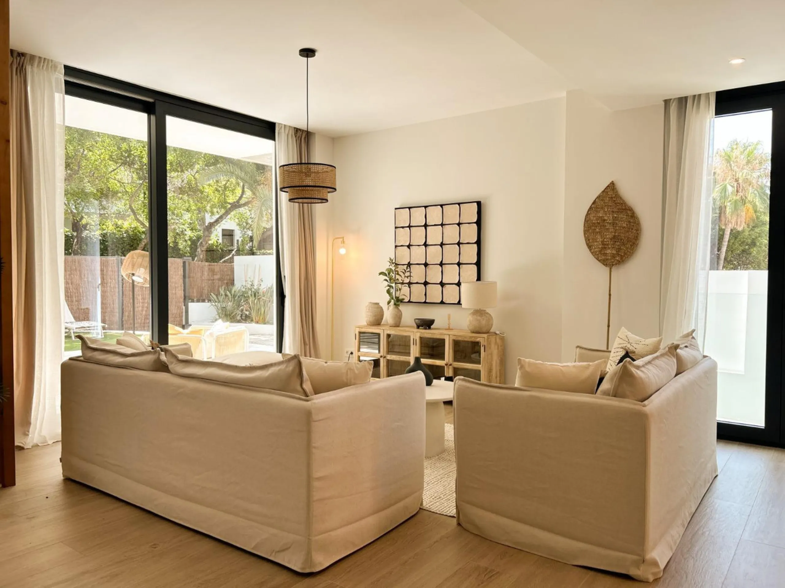 Situated in one of the most prestigious and sought-after areas of Málaga, this spectacular detached home is located on the iconic Avenida Miramar, in the heart of El Limonar. Just 600 metres from the beach and surrounded by all essential services — school