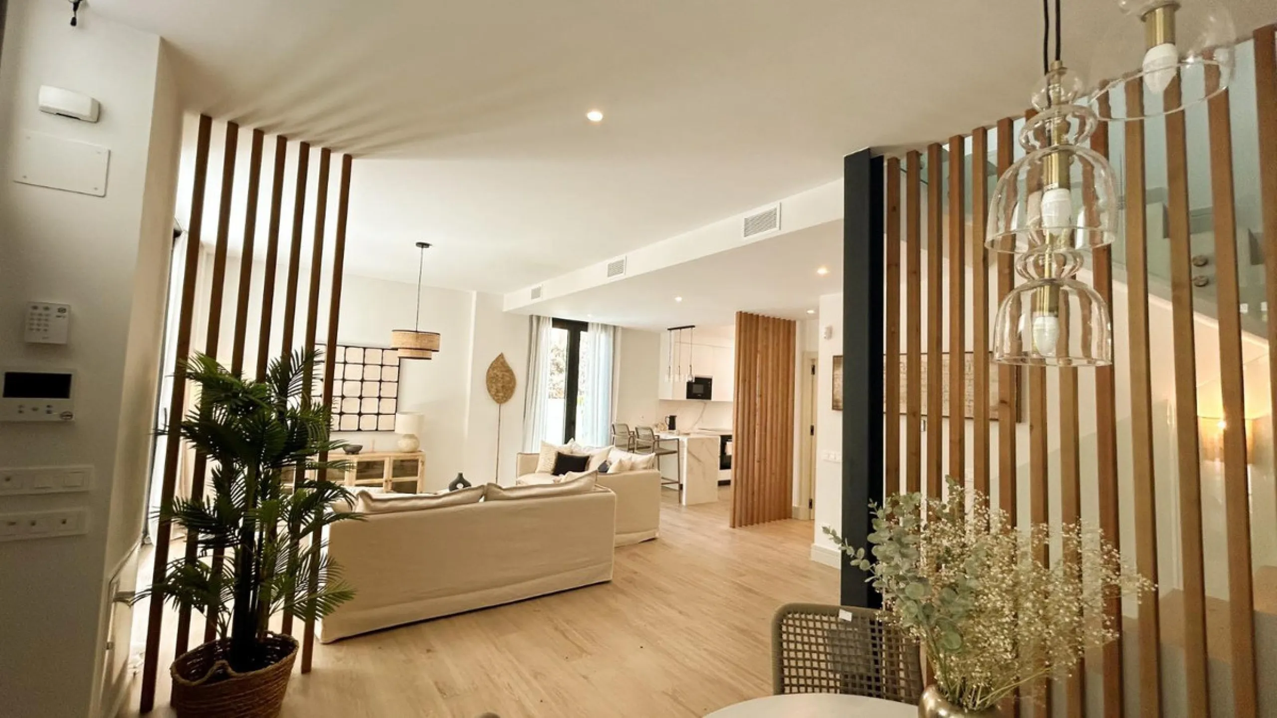 Situated in one of the most prestigious and sought-after areas of Málaga, this spectacular detached home is located on the iconic Avenida Miramar, in the heart of El Limonar. Just 600 metres from the beach and surrounded by all essential services — school