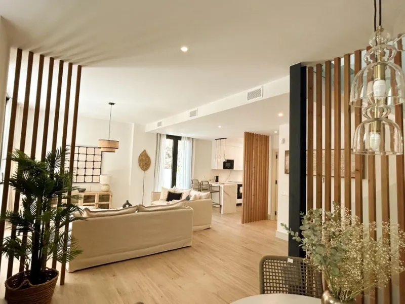 Situated in one of the most prestigious and sought-after areas of Málaga, this spectacular detached home is located on the iconic Avenida Miramar, in the heart of El Limonar. Just 600 metres from the beach and surrounded by all essential services — school