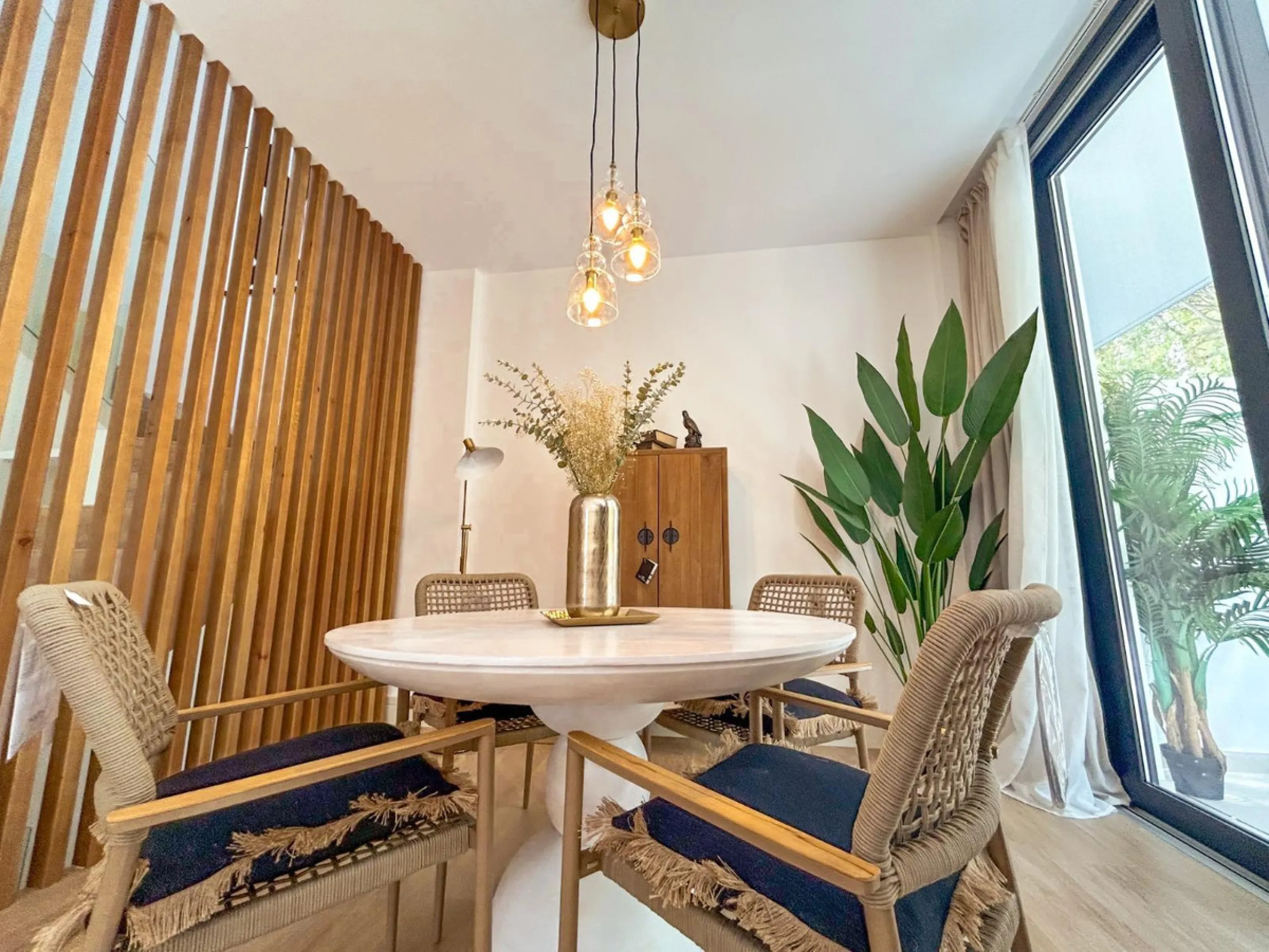 Situated in one of the most prestigious and sought-after areas of Málaga, this spectacular detached home is located on the iconic Avenida Miramar, in the heart of El Limonar. Just 600 metres from the beach and surrounded by all essential services — school