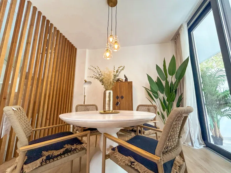 Situated in one of the most prestigious and sought-after areas of Málaga, this spectacular detached home is located on the iconic Avenida Miramar, in the heart of El Limonar. Just 600 metres from the beach and surrounded by all essential services — school