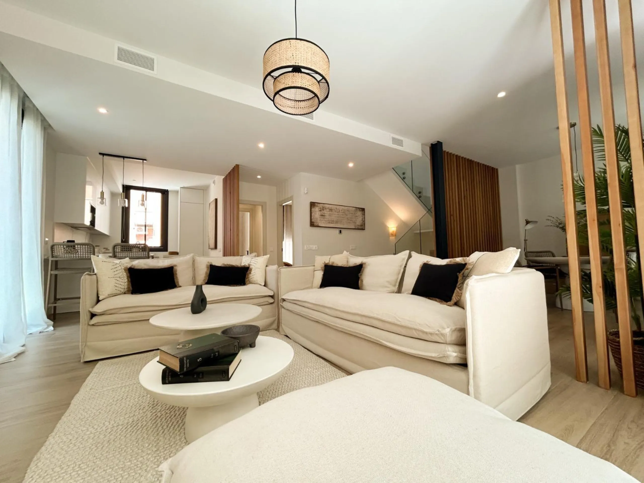 Situated in one of the most prestigious and sought-after areas of Málaga, this spectacular detached home is located on the iconic Avenida Miramar, in the heart of El Limonar. Just 600 metres from the beach and surrounded by all essential services — school