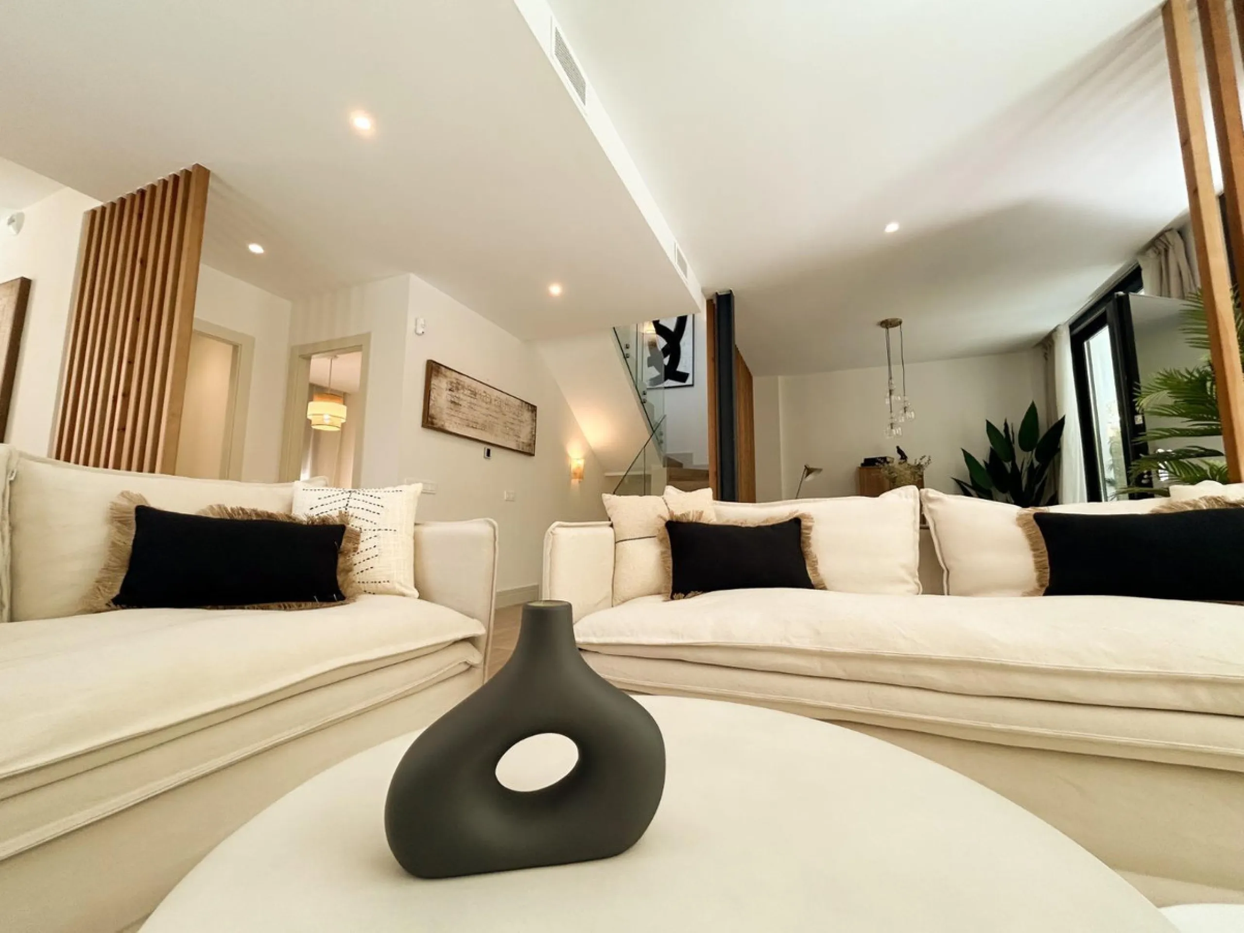 Situated in one of the most prestigious and sought-after areas of Málaga, this spectacular detached home is located on the iconic Avenida Miramar, in the heart of El Limonar. Just 600 metres from the beach and surrounded by all essential services — school