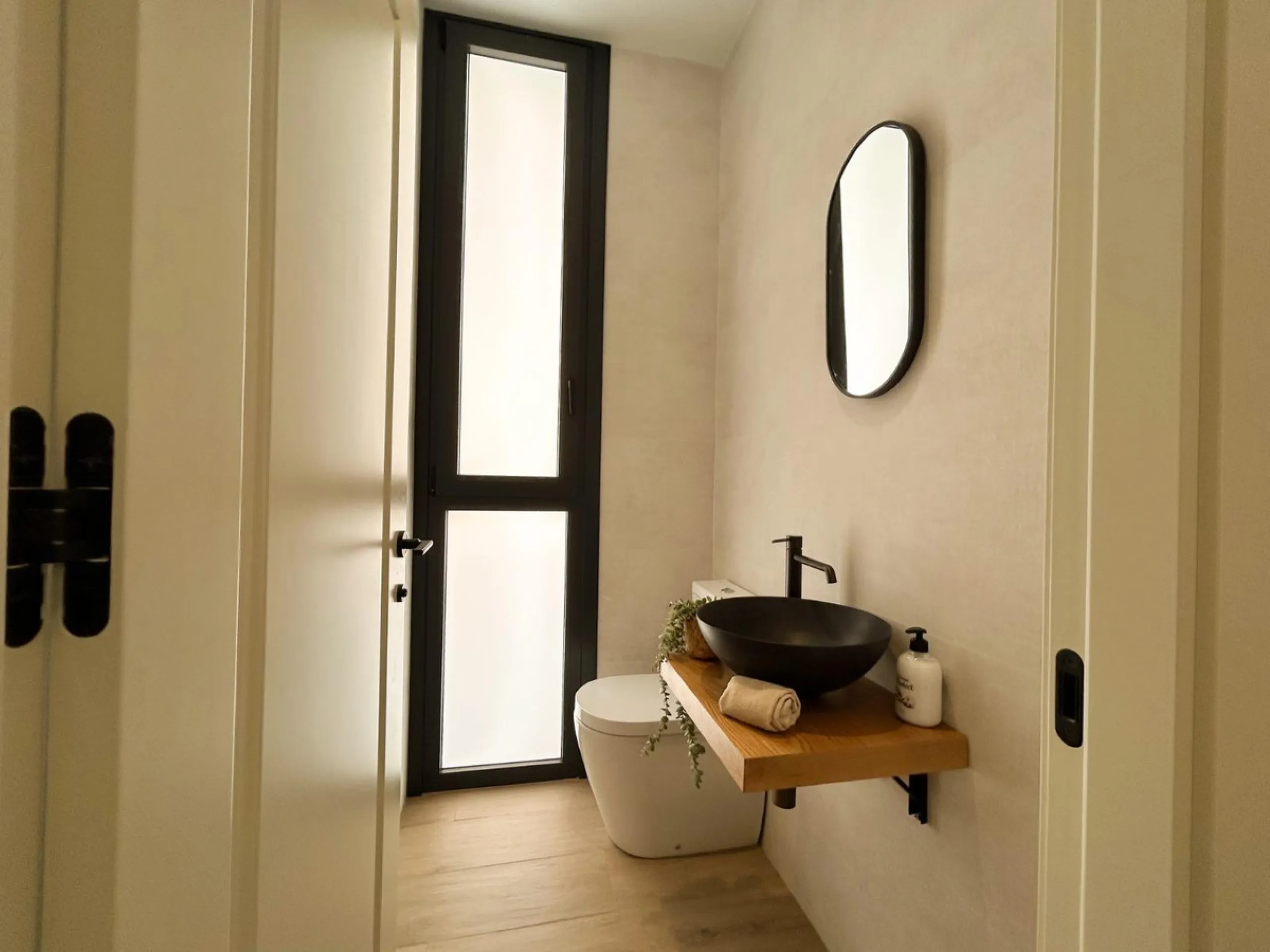 Situated in one of the most prestigious and sought-after areas of Málaga, this spectacular detached home is located on the iconic Avenida Miramar, in the heart of El Limonar. Just 600 metres from the beach and surrounded by all essential services — school