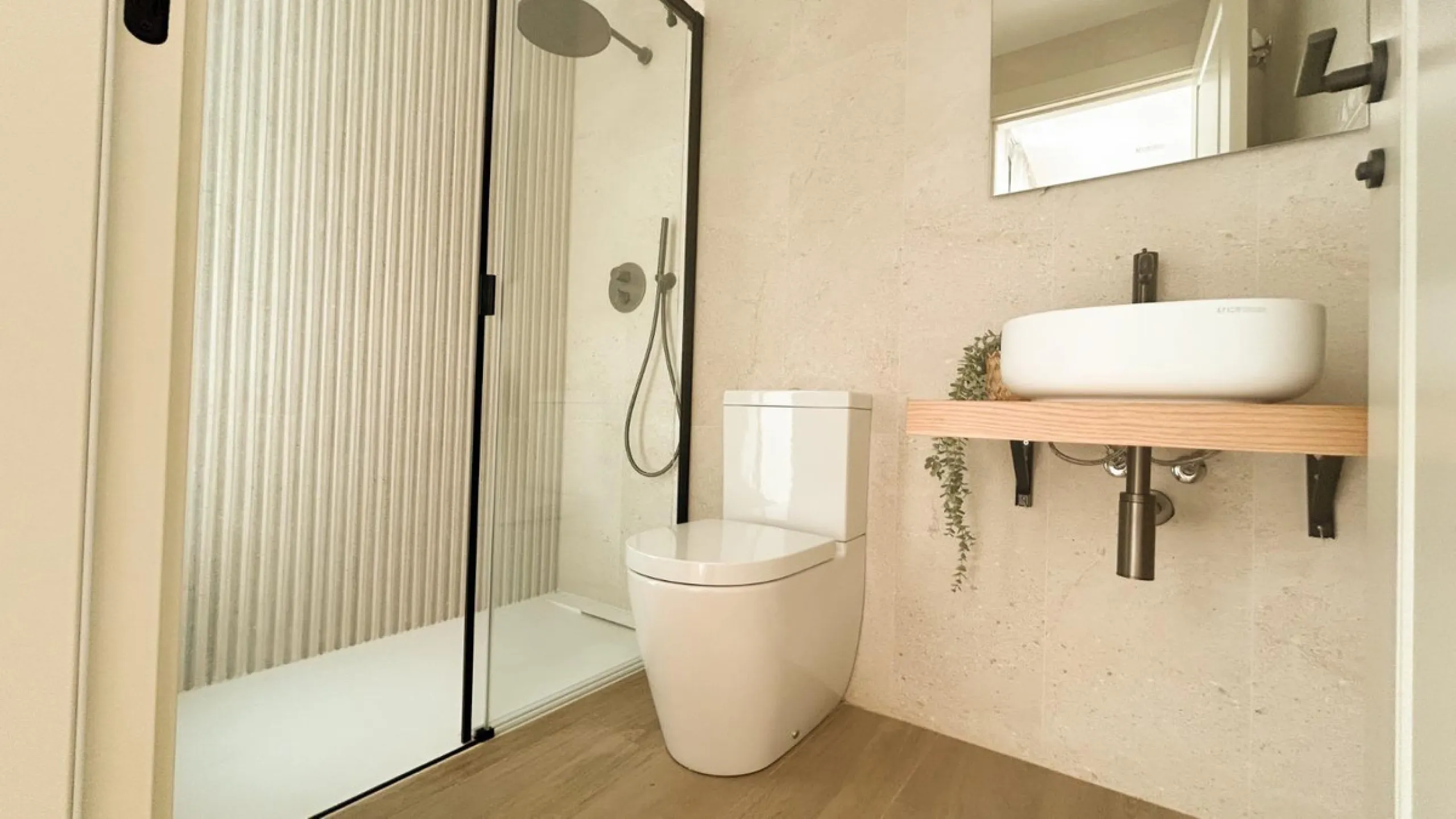 Situated in one of the most prestigious and sought-after areas of Málaga, this spectacular detached home is located on the iconic Avenida Miramar, in the heart of El Limonar. Just 600 metres from the beach and surrounded by all essential services — school