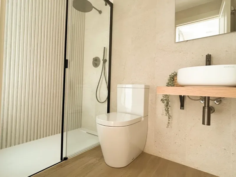 Situated in one of the most prestigious and sought-after areas of Málaga, this spectacular detached home is located on the iconic Avenida Miramar, in the heart of El Limonar. Just 600 metres from the beach and surrounded by all essential services — school