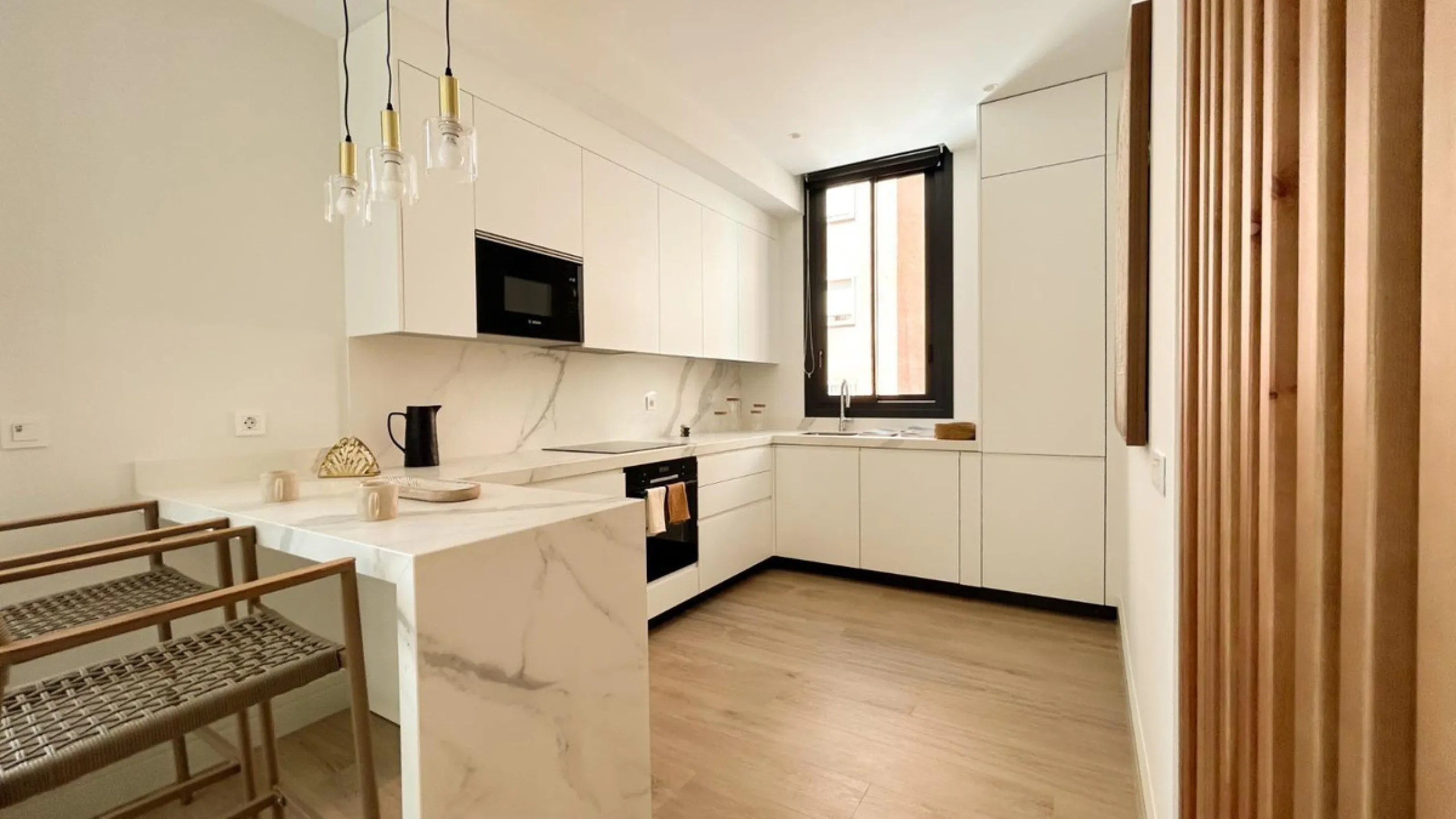 Situated in one of the most prestigious and sought-after areas of Málaga, this spectacular detached home is located on the iconic Avenida Miramar, in the heart of El Limonar. Just 600 metres from the beach and surrounded by all essential services — school