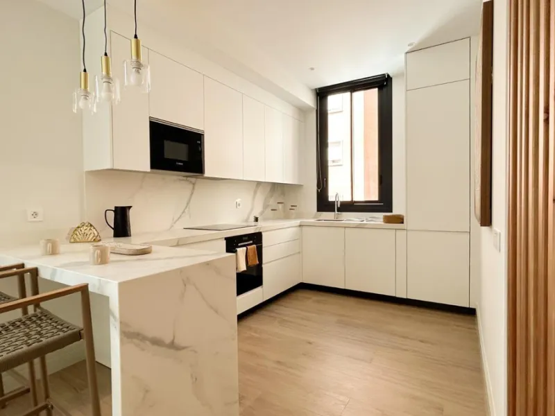 Situated in one of the most prestigious and sought-after areas of Málaga, this spectacular detached home is located on the iconic Avenida Miramar, in the heart of El Limonar. Just 600 metres from the beach and surrounded by all essential services — school