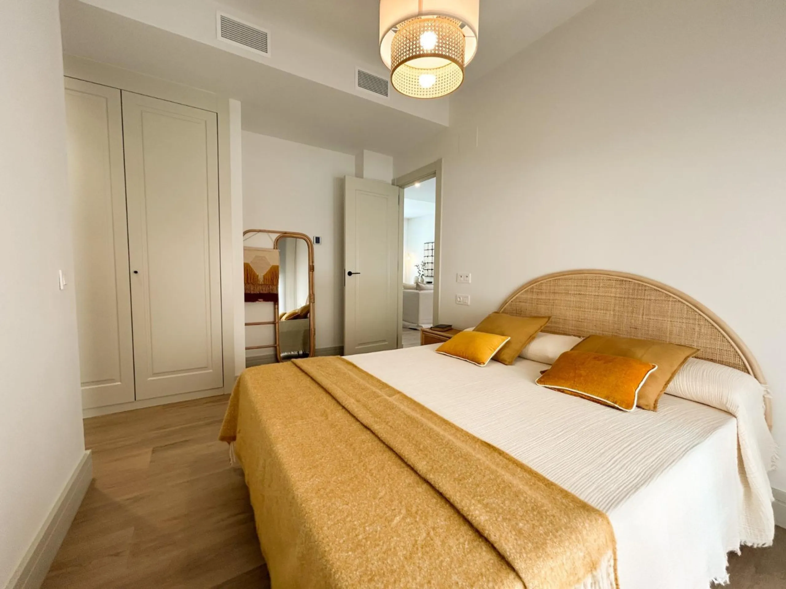 Situated in one of the most prestigious and sought-after areas of Málaga, this spectacular detached home is located on the iconic Avenida Miramar, in the heart of El Limonar. Just 600 metres from the beach and surrounded by all essential services — school
